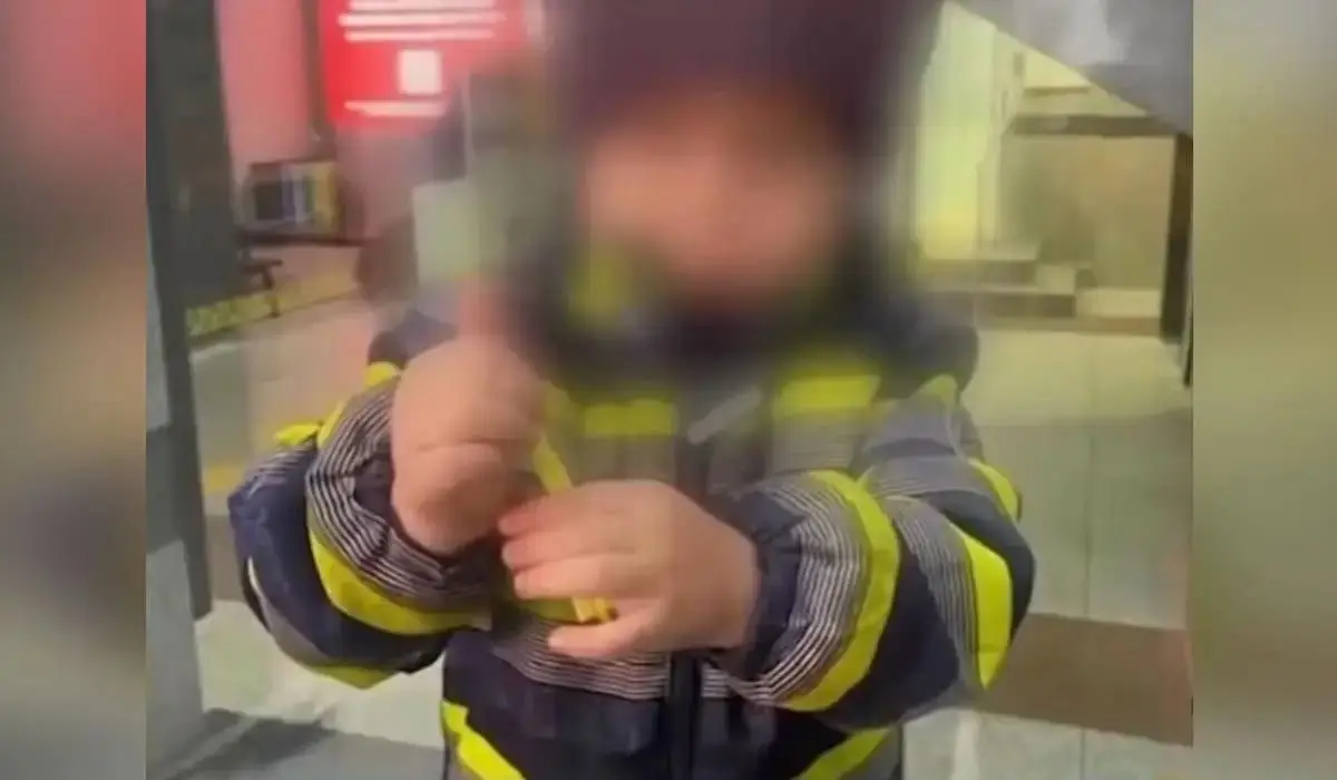 YouTube порно есектер Еркек əйелінің омырауын жалап, сидит.