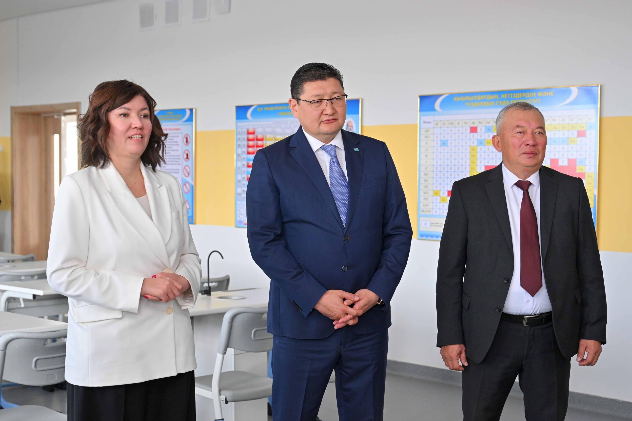 Олар порно тележүргізушінің жұмысын аяқтады Олар порно тележүргізушінің жұмысын аяқтады